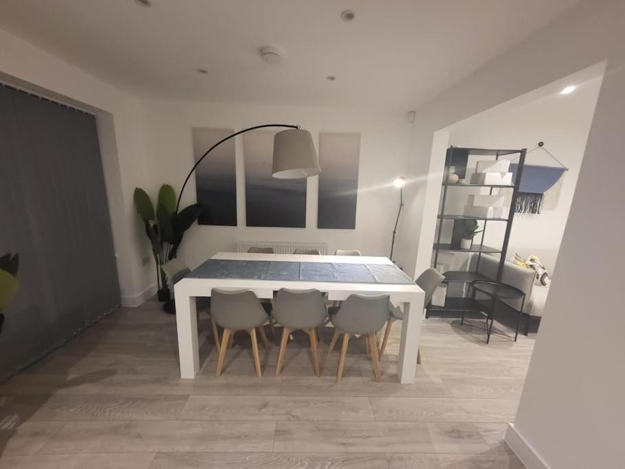 New 4 Bedrm House! Parking. 10Min To City / Etihad Manchester Exterior foto