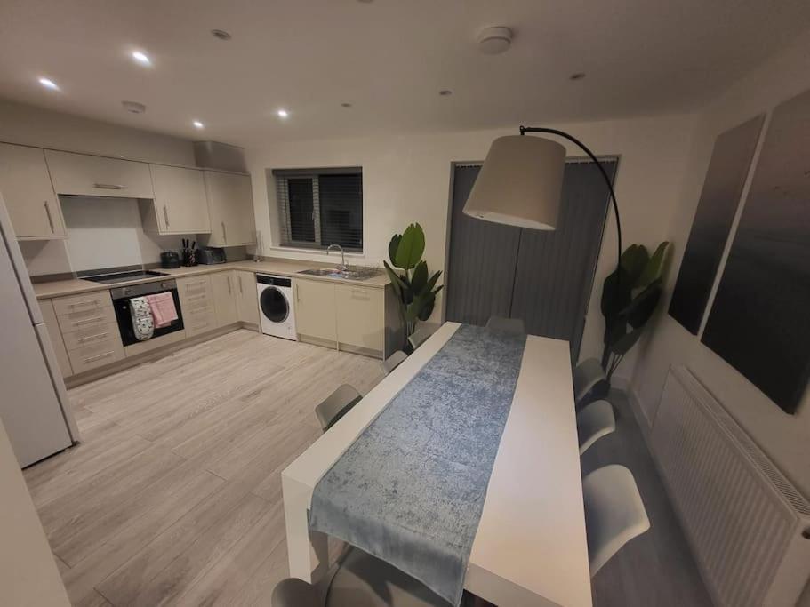 New 4 Bedrm House! Parking. 10Min To City / Etihad Manchester Exterior foto