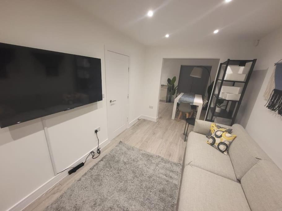 New 4 Bedrm House! Parking. 10Min To City / Etihad Manchester Exterior foto