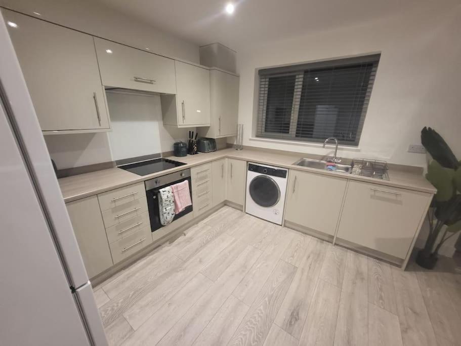 New 4 Bedrm House! Parking. 10Min To City / Etihad Manchester Exterior foto