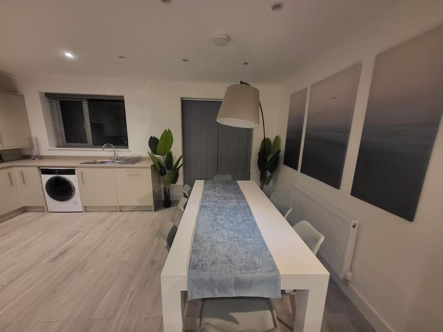 New 4 Bedrm House! Parking. 10Min To City / Etihad Manchester Exterior foto